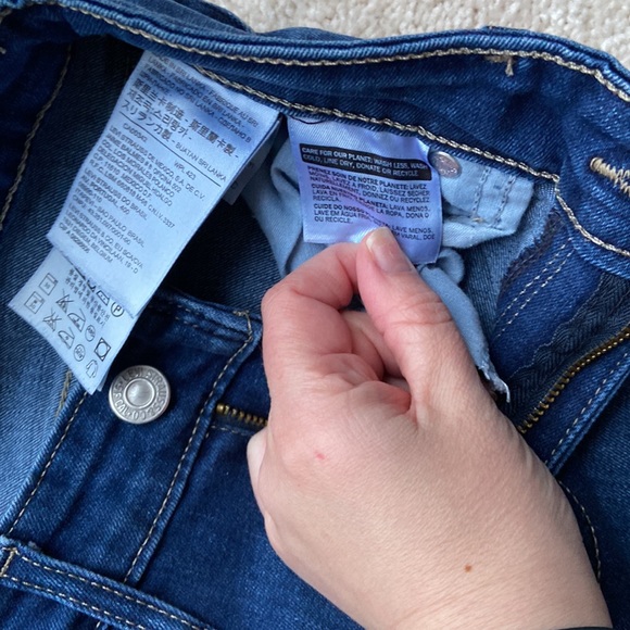 Levi Strauss 721 High Rise Skinny - size 26 medium wash with rip - Picture 3 of 5